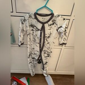 Kyte BABY Black and White Marble Footie